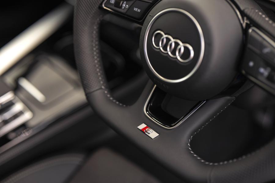 Детали интерьера Audi A4 40 TFSI S-Line (B9) 2019 года  (UK) (фото 29 из 31)